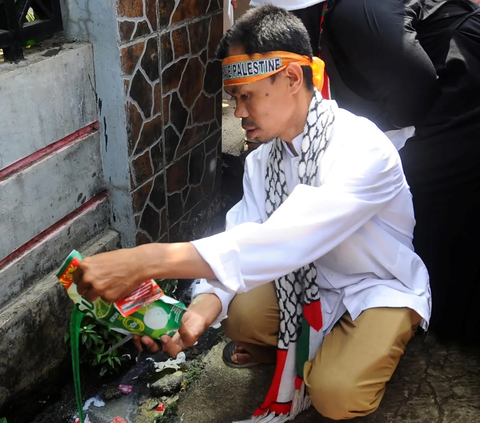 FOTO: Aksi Warga Gelar Razia Produk Pendukung Israel di Warung-Warung Klontong di Bogor