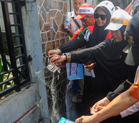 FOTO: Aksi Warga Gelar Razia Produk Pendukung Israel di Warung-Warung Klontong di Bogor