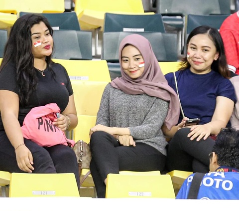 Di tengah laga kedua grup A Piala Dunia U-17 2023 antara Timnas Indonesia U-17 Vs Timnas Panama U-17 yang memetik hasil 1-1 tampak dihadiri para suporter cantik yang duduk di bangku tribun penonton di Stadion Gelora Bung Tomo, Surabaya, Senin (13/11/2023).
