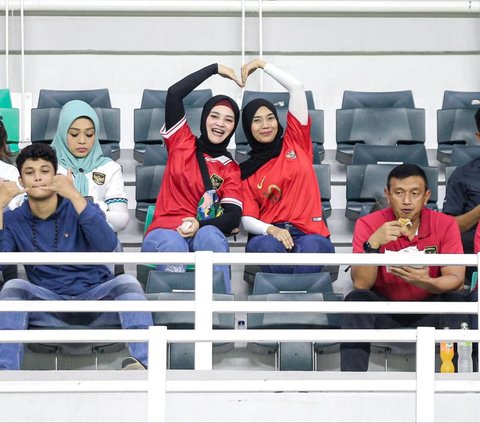 FOTO: Suporter-Suporter Ayu Indonesia dalam Bidikan Kamera Saat Laga Skuad Garuda Muda Vs Panama di Piala Dunia U-17 2023