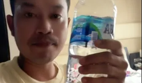 “Yo sampai iki aku emoh ngombe. Aku nggowo botol ngombe dewe (Sampai ini air minum aku tidak mau minum. Saya bawa sendiri),” <br>