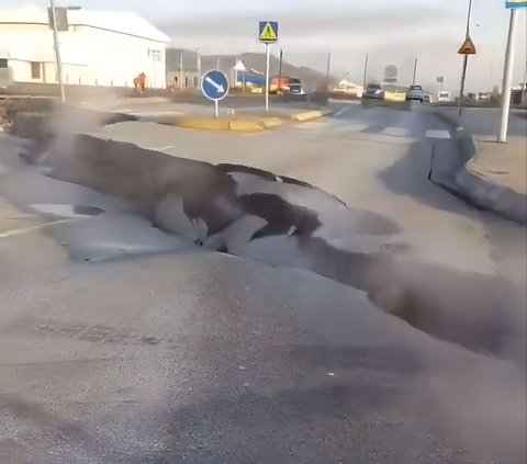 Ngeri! 900 Gempa Landa Islandia Sampai Tanahnya Terbelah dan Keluarkan Asap Seperti di Film 2012, Pertanda Apa?