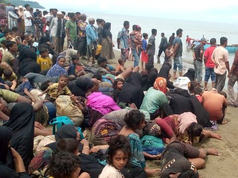 Ratusan Pengungsi Rohingya Terdampar di Pantai Laweung Pidie