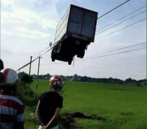 10 Potret Mobil dan Motor Nyangkut di Kabel Listrik, Mungkin Gara-gara Ngebut 300 Km per Jam