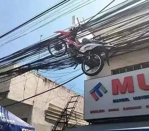 10 Potret Mobil dan Motor Nyangkut di Kabel Listrik, Mungkin Gara-gara Ngebut 300 Km per Jam