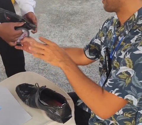 Viral Aksi Panitia Tes CPNS Bantu Tambal Sepatu Peserta yang Jebol dengan Lakban, Bikin Salut