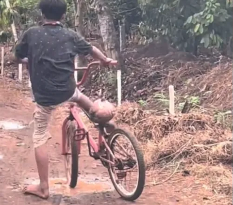 Heartbreaking Moment of a Child Riding an Old Bicycle, Dried Coconut Forced to Replace the Saddle