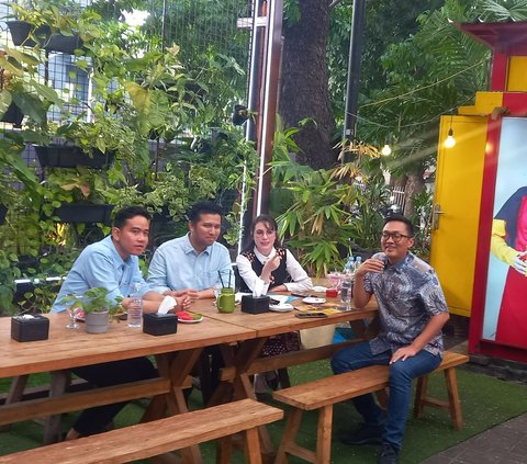 Gibran Makan Bareng Emil Dardak dan Arumi Bachsin, Jelang Pengundian Nomor Urut