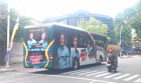 Berangkat ke KPU naik bus listrik.