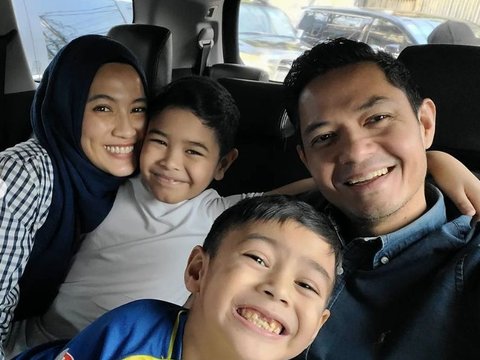 Momen Alyssa Soebandono dan Dude Harlino Menjemput Anak Sekolah