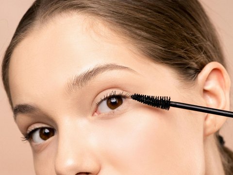 Eye Makeup that Makes You Dazzle, Combine Two Colors of Mascara