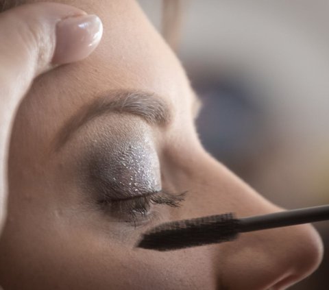 Makeup Mata Bikin Pangling, Padukan Dua Warna Maskara