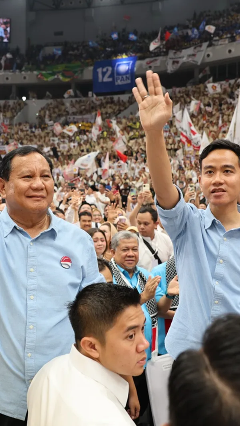 Ke KPU Pakai Mobil Listrik, Prabowo Duduk bersama Putranya Didit Hediprasetyo dan Gibran Dengan Emil Dardak<br>