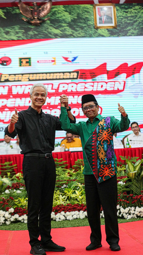 Ganjar Semringah Pengundian Nomor Capres-Cawapres, Mahfud MD Acungkan Jari Telunjuk