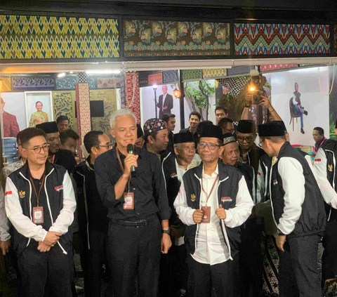 Ganjar Pranowo-Mahfud MD melakukan salat magrib bersama sebelum menuju Kantor KPU RI untuk pengundian nomor urut Calon Presiden dan Wakil Presiden, Selasa (14/11).