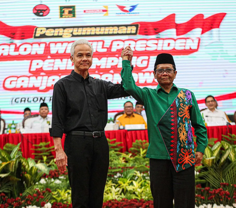 Ganjar Semringah jelang Pengundian Nomor Capres-Cawapres, Mahfud MD Acungkan Jari Telunjuk