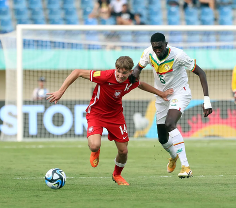 Timnas Senegal U-17 membantai Polandia U-17 pada laga matchday 2 Grup D Piala Dunia U-17 2023 di Stadion Si Jalak Harupat, Selasa (14/11/2023) sore WIB. Senegal yang tampil dominan berhasil mengunci kemenangan dengan skor telak 4-1.