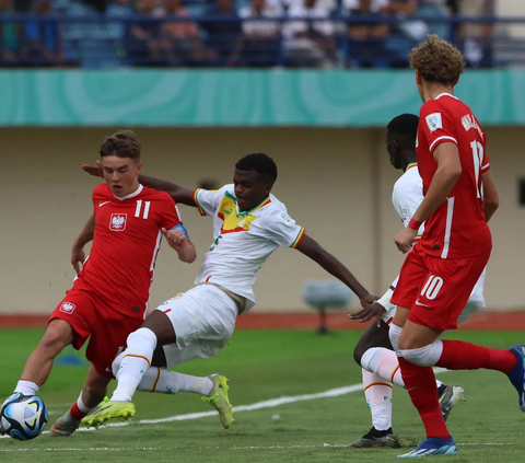 FOTO: Laga Sempat Terhenti Akibat Cuaca Buruk, Senegal Bantai Polandia 4-1 di Piala Dunia U-17