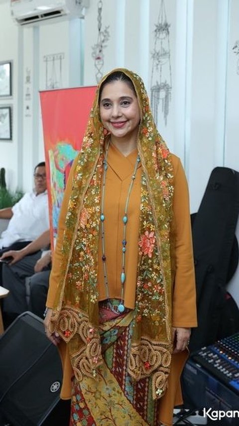 1. Ayu Azhari