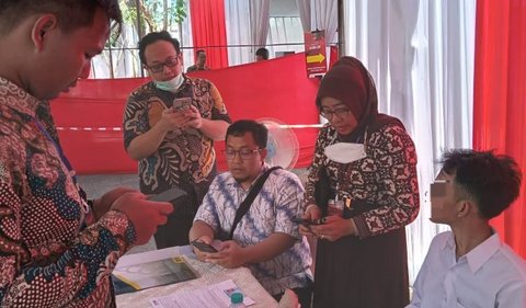 Meski begitu, IM mengaku tidak mengenal dan belum pernah bertemu AM sebagai kliennya. Perantaranya adalah temannya yang juga spesialis tes CPNS.<br>