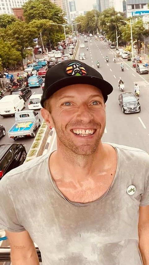 Ternyata Chris Martin tak langsung istirahat usai tiba di Jakarta, mantan suami Gwyneth Paltrow ini memilih jalan-jalan menikmati Ibu Kota Indonesia.