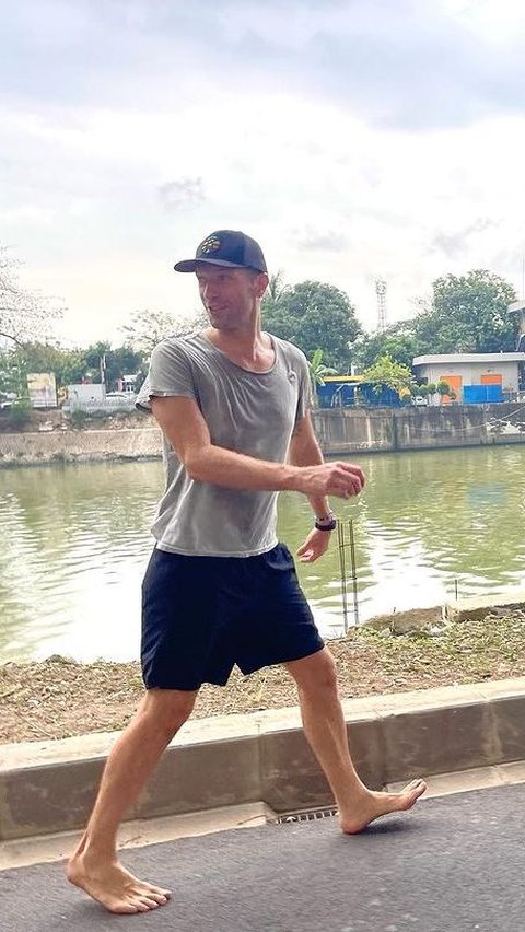 Komentar Kocak Netizen +62 Lihat Chris Martin Nyeker di Jalan Jakarta