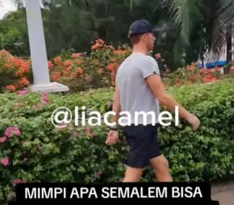 Funny Comments from +62 Netizens Seeing Chris Martin Strolling in Jakarta