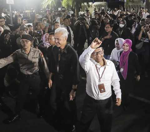 FOTO: Suasana Pengundian Nomor Urut Capres-Cawapres: Pengamanan Ketat, Dipadati Massa Relawan