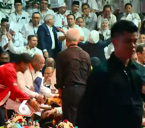 Momen Gibran dan Kaesang Cium Tangan Megawati di KPU