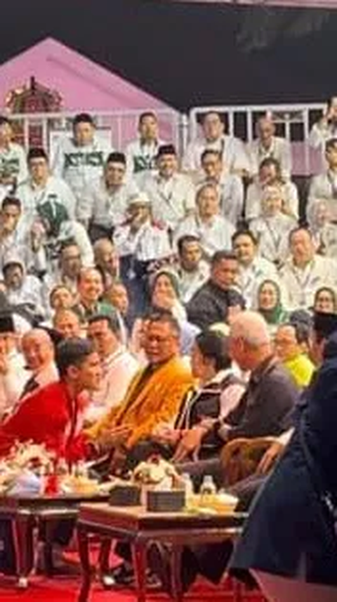 Detik-Detik Gibran Tuntun Kaesang Sungkem kepada Megawati di KPU