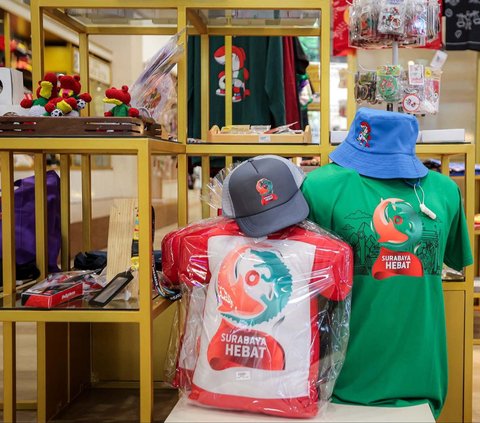 FOTO: Berburu Merchandise Piala Dunia U-17 2023 di Pusat Kota Surabaya, Kreasi Puluhan UKM Lokal