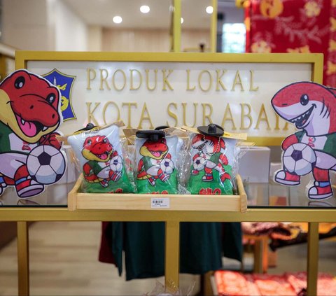 FOTO: Berburu Merchandise Piala Dunia U-17 2023 di Pusat Kota Surabaya, Kreasi Puluhan UKM Lokal