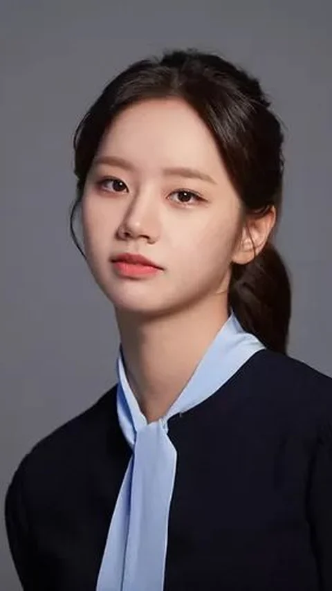 Apakah itu dalam kisah cinta, petualangan supernatural, atau perjuangan di dunia korporat, Hyeri membawa karakternya hidup dengan penuh semangat dan pesona.