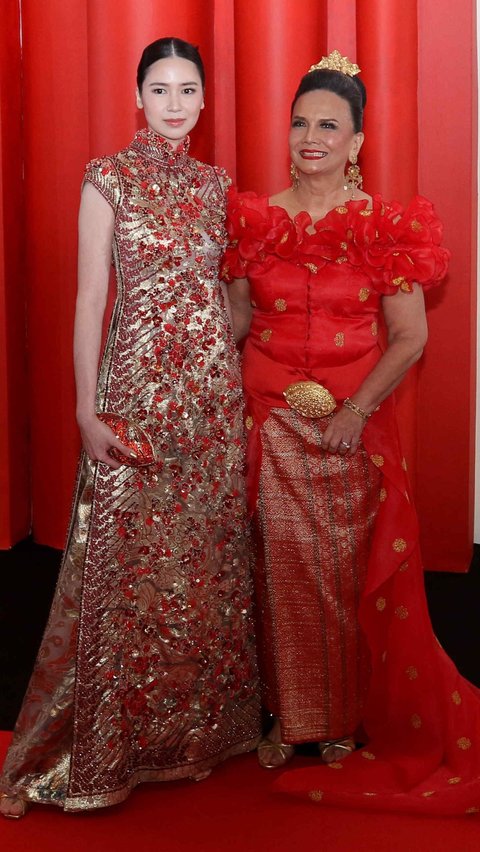 Aktris Laura Basuki dan Christine Hakim berpose saat menghadiri penganugerahan Piala Citra atau Festival Film Indonesia (FFI) 2023 di Ciputra Artpreneur, Jakarta, Selasa (14/11/2023).