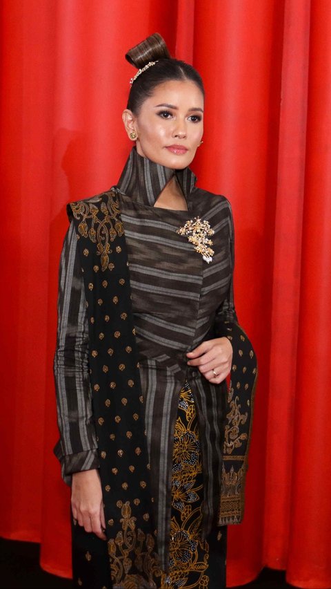 Aktris Titi Radjo Padmaja berpose saat menghadiri penganugerahan Piala Citra atau Festival Film Indonesia (FFI) 2023 di Ciputra Artpreneur, Jakarta, Selasa (14/11/2023).