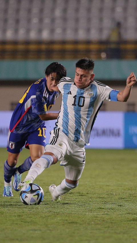 Argentina U-17 langsung tampil menggebrak begitu laga babak pertama dimulai. Hasilnya, mereka langsung bisa mencetak gol pada menit kelima.<br>