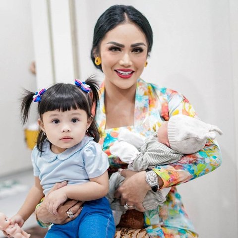 Bahagianya Krisdayanti Momong Azura Anak Kedua Aurel dan Atta, Ditemani Ameena yang Kini Jadi Kakak