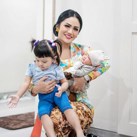 Bahagianya Krisdayanti Momong Azura Anak Kedua Aurel dan Atta, Ditemani Ameena yang Kini Jadi Kakak<br>