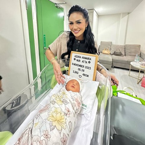 Bahagianya Krisdayanti Momong Azura Anak Kedua Aurel dan Atta, Ditemani Ameena yang Kini Jadi Kakak