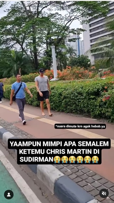 Sudah di Jakarta, Intip Gaya Santai Chris Martin Jalan-jalan Sambil Nyeker Jelang Konsernya