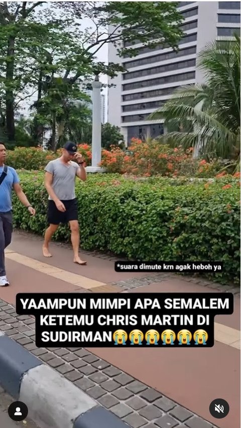 Sudah di Jakarta, Intip Gaya Santai Chris Martin Jalan-jalan Sambil Nyeker Jelang Konsernya