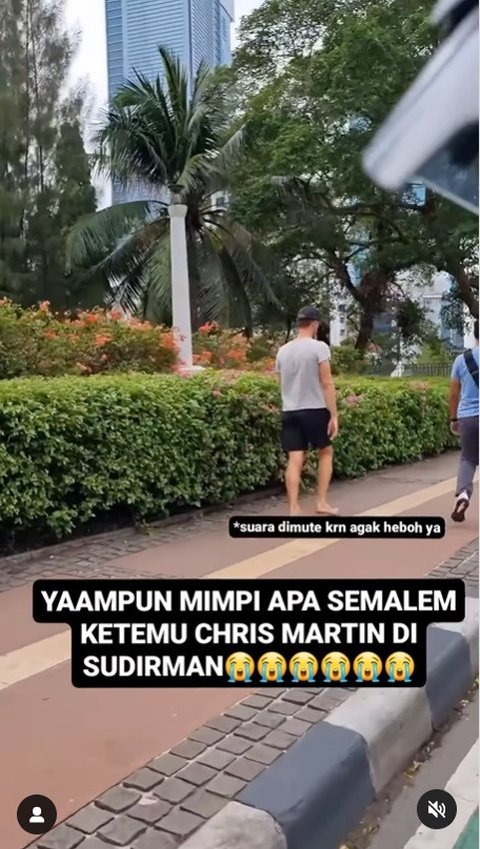 Sudah di Jakarta, Intip Gaya Santai Chris Martin Jalan-jalan Sambil Nyeker Jelang Konsernya