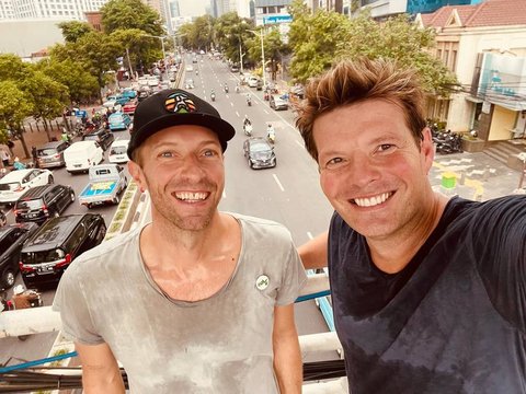 Sudah di Jakarta, Intip Gaya Santai Chris Martin Jalan-jalan Sambil Nyeker Jelang Konsernya