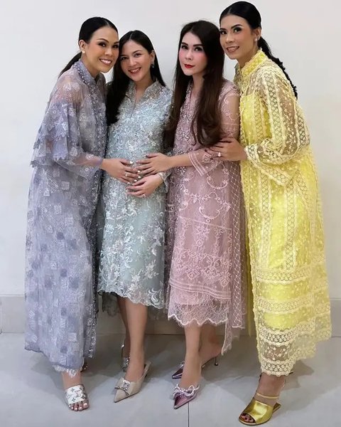 Dalam momen bersama keluarga suaminya, Jessica Mila terlihat anggun dalam lace dress berwarna biru muda.