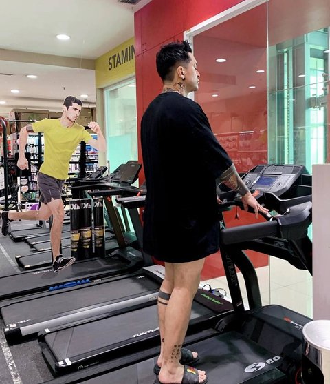 Farina, sang istri, berkomentar tentang kelakuan di luar dugaan Miller, terutama saat nge-gym.