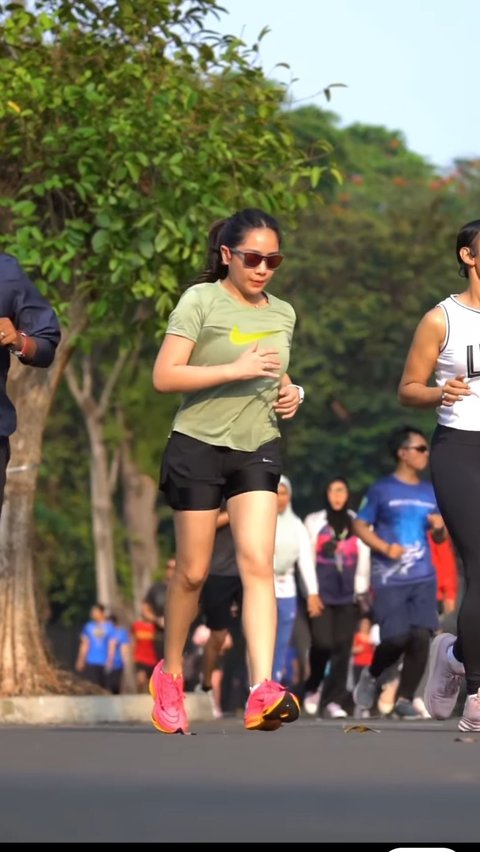 Gaya Kece Nagita Slavina Lari di GBK, Cantik & Sporty