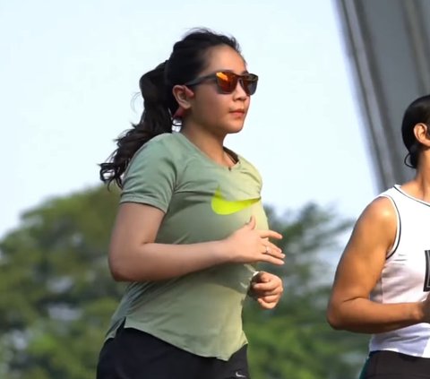 Gaya Kece Nagita Slavina Lari di GBK, Cantik & Sporty