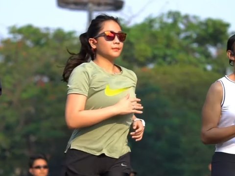 Gaya Kece Nagita Slavina Lari di GBK, Cantik & Sporty