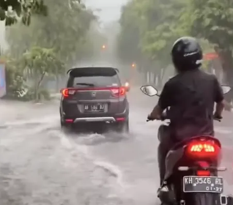 Sambil Hujan-hujanan, Pemotor Ini Asyik Joget Netizen Sebut 'Akhirnya Menikmati keberkahan yang Berbulan-bulan Ditunggu'