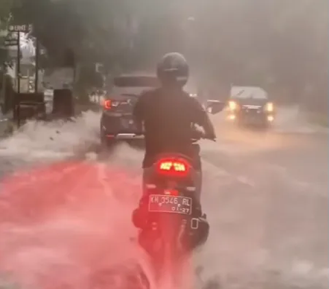 Sambil Hujan-hujanan, Pemotor Ini Asyik Joget Netizen Sebut 'Akhirnya Menikmati keberkahan yang Berbulan-bulan Ditunggu'